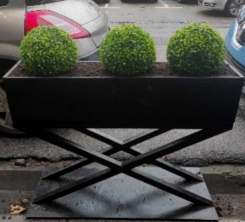 163 Dekoracija veštačkim loptama